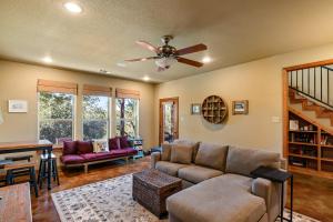 Χώρος καθιστικού στο Lakefront 3BR Retreat with Dock, Kayaks and Fire Pit