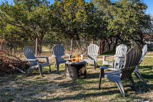 Κήπος έξω από το Lakefront 3BR Retreat with Dock, Kayaks and Fire Pit