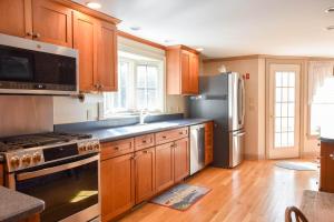 Kuchyň nebo kuchyňský kout v ubytování Walk to Water Hot Tub & Game Room