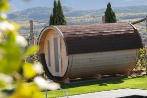 een klein houten huisje in een tuin met uitzicht bij Weingut Gasshof in Appiano sulla Strada del Vino