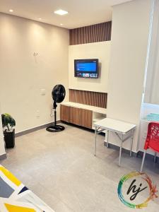 ein Wartezimmer mit einem Flachbild-TV an der Wand in der Unterkunft Maison Saint Remy 209 in Tambaú