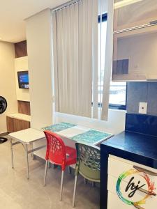 eine Küche mit einem Tisch und 2 Stühlen in der Unterkunft Maison Saint Remy 209 in Tambaú