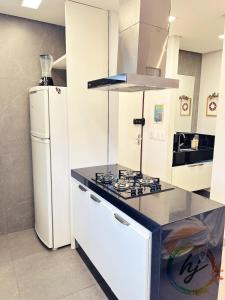eine Küche mit Herd und Kühlschrank in der Unterkunft Maison Saint Remy 209 in Tambaú