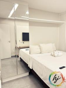 ein Schlafzimmer mit Bett und Glasdusche in der Unterkunft Maison Saint Remy 209 in Tambaú