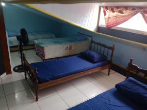 una habitación con dos literas y una ventana en Hostel & Cia Itanhaém, en Itanhaém