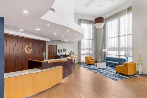 een kantoorlobby met een receptie en gele stoelen bij Comfort Inn & Suites in Watervliet +64 foto's