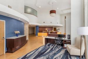 een kantoorlobby met een bureau en een stoel bij Comfort Inn & Suites in Watervliet