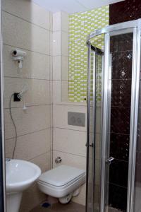 SeyhanNew Sirius Otel的带淋浴、马桶和水槽的浴室