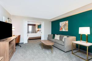 TV a/nebo společenská místnost v ubytování Holiday Inn Hotel & Suites Daytona Beach On The Ocean by IHG