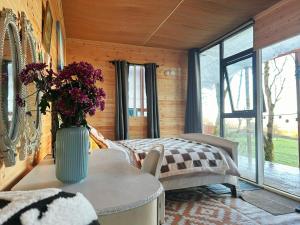 Ένα ή περισσότερα κρεβάτια σε δωμάτιο στο Valley view cabin in the woods on a farm