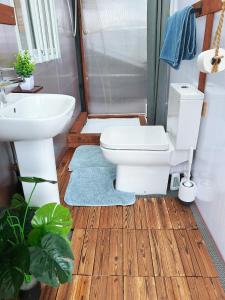 Ένα μπάνιο στο Valley view cabin in the woods on a farm +39 φωτογραφίες