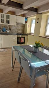 een keuken met een tafel en een tafel met stoelen bij Casa Mia in Agordo