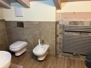 een badkamer met een toilet en een bidet bij Casa Mia in Agordo +16 foto's