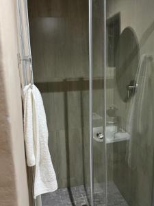 UlundiThe Umbrella Shade的玻璃门淋浴和水槽