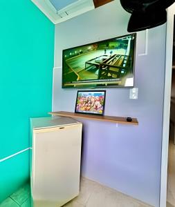 Et tv og/eller underholdning på #MaTinhoSéMassa# Com 02 Quartos Top C/ TV e Wi-Fi