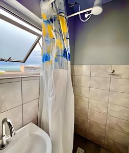 Et badeværelse på #MaTinhoSéMassa# Com 02 Quartos Top C/ TV e Wi-Fi + 24 billeder