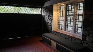 a room with a bench and two windows at Stone Villa Vagamon in Vagamon