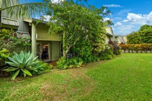 ein Hof mit grünen Pflanzen in der Unterkunft (P9B) 1Br with Loft Princeville Retreat, Pool, AC, Wifi in Puupehu