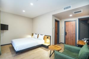 Ένα ή περισσότερα κρεβάτια σε δωμάτιο στο Steel Tower borjomi +52 φωτογραφίες