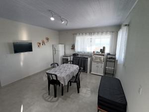 een keuken met een tafel en stoelen in een kamer bij Rooftop BeiraMar in Balneario Barra do Sul