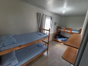een kamer met twee stapelbedden en een raam bij Rooftop BeiraMar in Balneario Barra do Sul