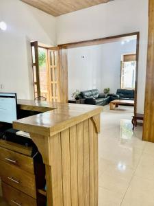 uma cozinha com um balcão de madeira numa sala de estar em Hotel Cattaleya em Cali