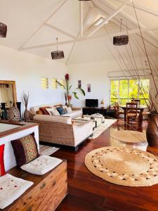 Posezení v ubytování VILLA SAMAE - Vue Océan, Piscine, Jacuzzi & Charme Tropical à La Réunion