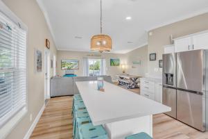 Una cocina y sala de estar con una gran encimera blanca. en Captain's Cove ~Waterfront Home with Pool & 75' Dock, en Marathon