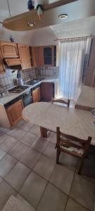 een keuken met een tafel in het midden bij La Piazzetta in Introdacqua