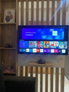 einen Flachbild-TV auf einem Tisch in der Unterkunft F2 Luxury & Light in Oulad Akkou