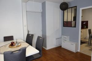 a dining room with a table and chairs at Chambre privée dans bel appartement lumineux in Lyon
