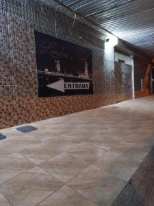 eine Backsteinmauer mit einem Schild darauf in der Unterkunft Hotel Tunísia - Gama in Brasilia