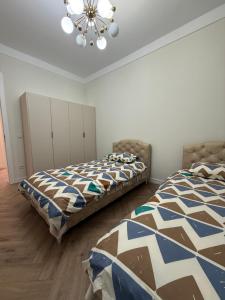 zwei Betten nebeneinander in einem Zimmer in der Unterkunft Luxury Penthouse in Ferizaj