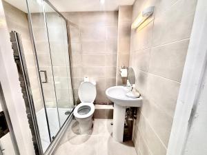 Et badeværelse på Bright Cozy 2 bedroom Apartment in Oxford + 32 billeder