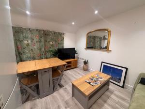 Et tv og/eller underholdning på Bright Cozy 2 bedroom Apartment in Oxford