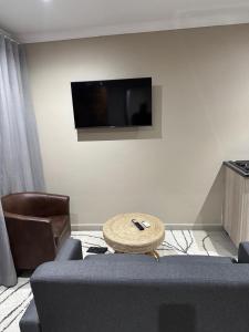 UlundiThe Umbrella Shade的客厅里有一张沙发和一台电视