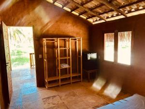 een kamer met een kamer met een plank in de hoek bij Bio-Resort Camping in Trairi