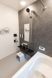 Et badeværelse på 貸切新築ヴィラ l 最大9名 l 小田原城徒歩14分 l 無料P l 箱根板橋駅徒歩9分 l Private Villa Minamicho Odawara + 57 billeder