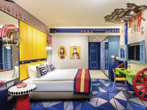 ein Schlafzimmer mit einem Bett und einem Schreibtisch in einem Zimmer in der Unterkunft The Land Of Legends Kingdom Hotel - All-in Concept in Belek