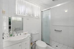 ein weißes Badezimmer mit Toilette und Dusche in der Unterkunft Periwinkle Blue - Pet Friendly, Golden Beach in Golden Beach + 8 Fotos