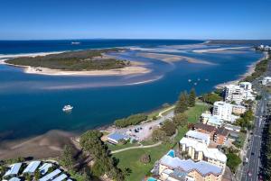 eine Luftaufnahme einer Insel in einem Gewässer in der Unterkunft Periwinkle Blue - Pet Friendly, Golden Beach in Golden Beach