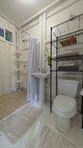 Koupelna v ubytování Bungalows Higuera + 24 fotografií