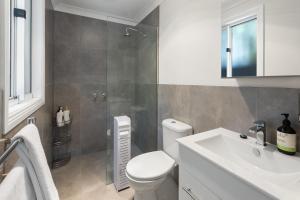 Et badeværelse på Valley View Retreat + 13 billeder