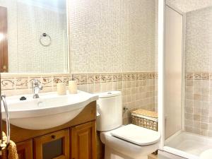 Et badeværelse på Apartamento La Maquinilla + 25 billeder