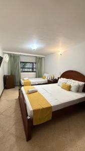 two beds in a hotel room with two beds at Hotel Balcones De Malibu in Medellín +35 photos