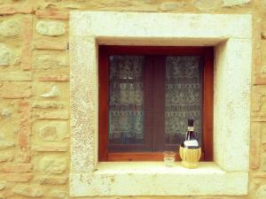 eine Flasche Wein auf einem Fensterbrett in der Unterkunft Casa ai Carfini in Poggibonsi