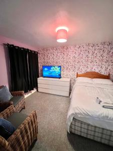 Ένα ή περισσότερα κρεβάτια σε δωμάτιο στο Mona