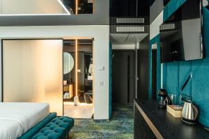 una camera da letto con un letto e una parete blu di KOA - Street a Braşov