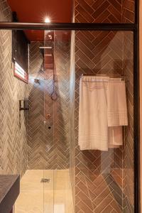 eine Dusche mit Glastür im Badezimmer in der Unterkunft Hotel Ilha do Marajó by Unna in Soure
