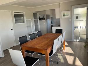 Nhà bếp/bếp nhỏ tại Roberts Street Central +7 ảnh